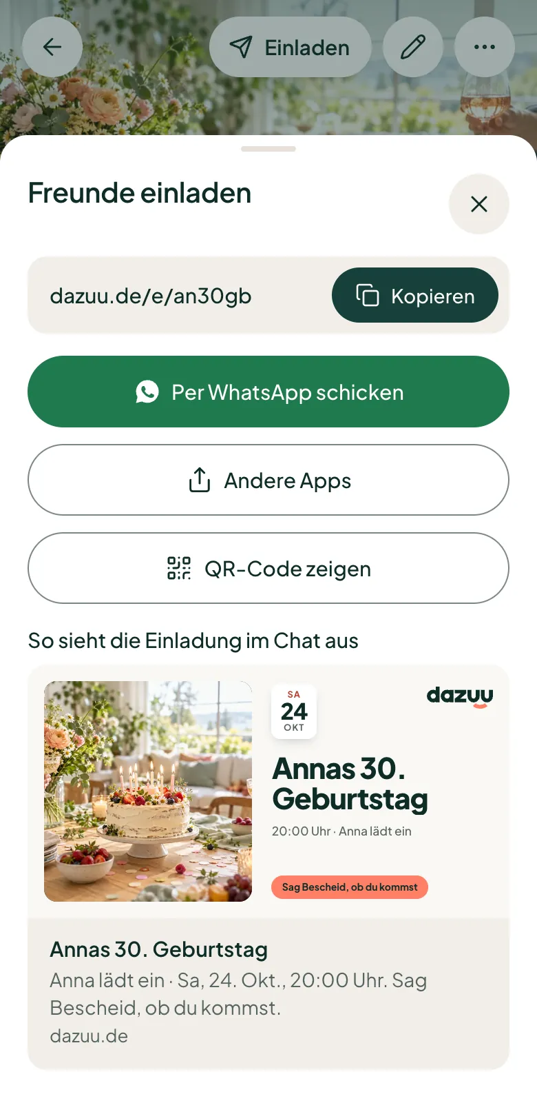 Das Fenster „Freunde einladen“ für „Annas 30. Geburtstag“ mit „Per WhatsApp schicken“, „QR-Code zeigen“ und der Vorschau im Chat
