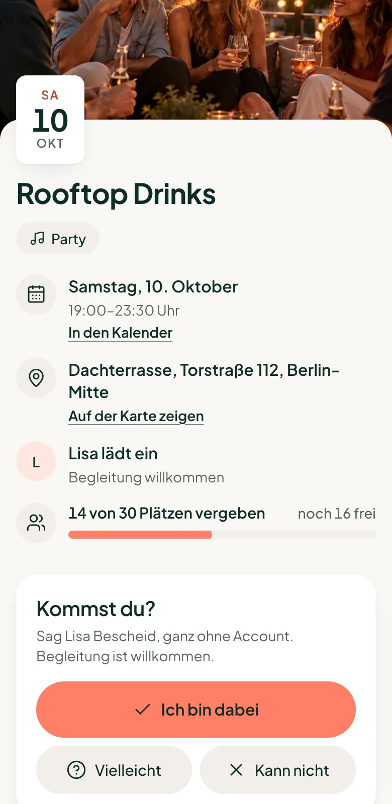 Die Einladung „Rooftop Drinks“ auf dem Handy eines Gastes: Datum, Ort, „Lisa lädt ein“ und die Frage „Kommst du?“ mit den Antworten „Ich bin dabei“, „Vielleicht“ und „Kann nicht“