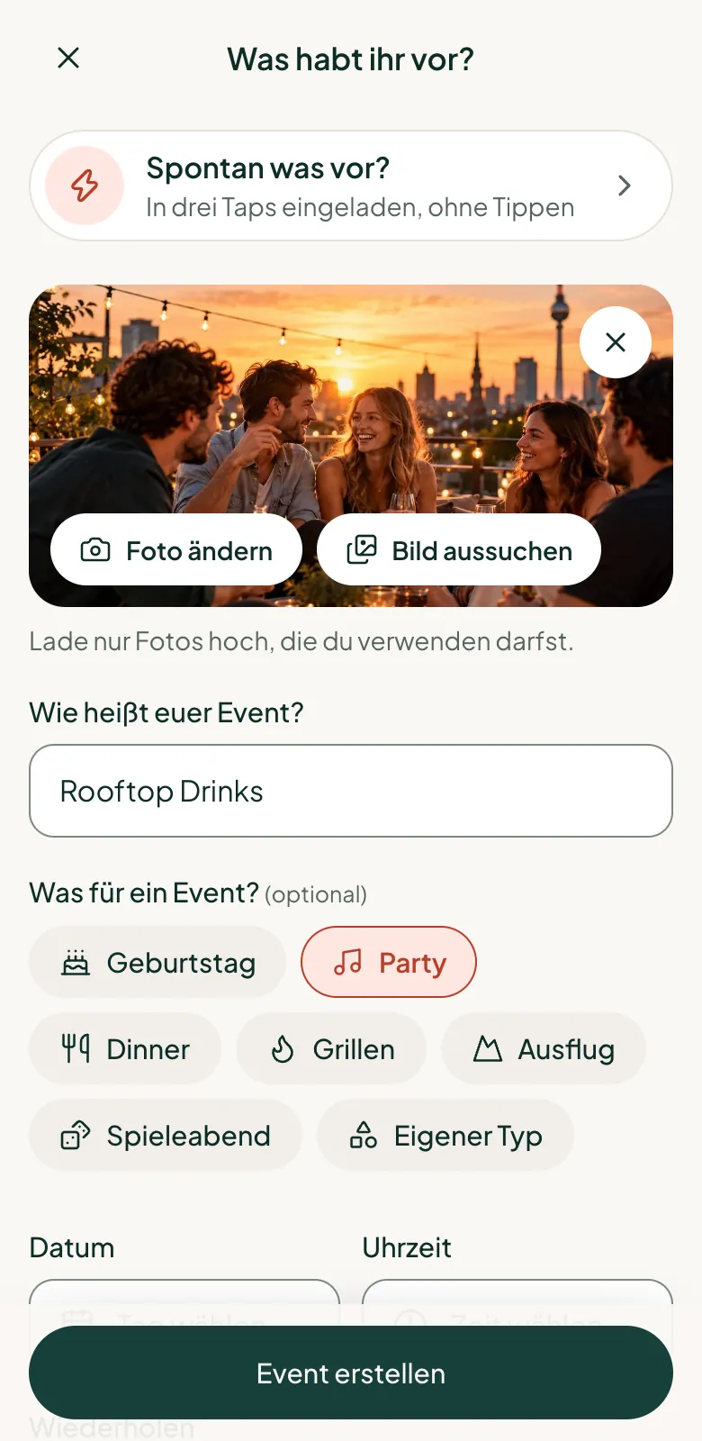 Das Formular „Was habt ihr vor?“ mit dem Titel „Rooftop Drinks“, dem Typ Party und einem Foto von Freunden auf einer Dachterrasse